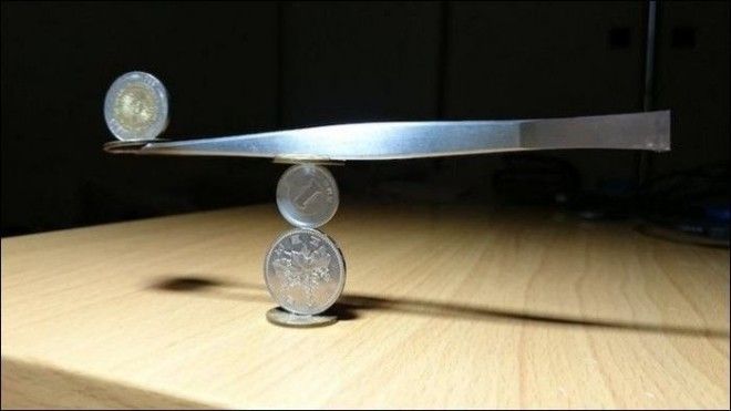 Нахальный вызов гравитации японец составляет невероятные фигуры из монет
